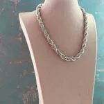 Колье в виде серебряной цепи