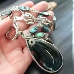 Стильные колье с цепями и подвесками