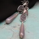 Серьги с серыми камнями - халцедон