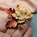 Брошь  с кленовыми листьями