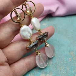 Стильные серьги с жемчугом и розовым кварцем