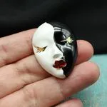 Брошь в виде маски