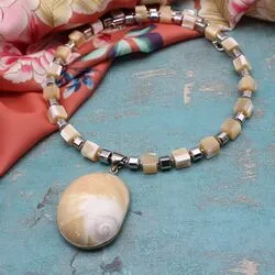 Колье с подвеской из ракушки