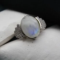 Серебряное кольцо с лунным камнем и белыми топазами