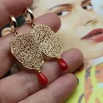 Серьги с золотыми и листьями и кораллами