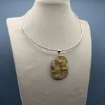 Гривна с подвеской из перламутра