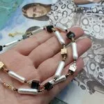 Стильные чокеры с черно белыми камнями