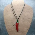 Стильное колье с красным перцем