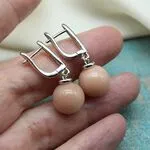 Классические серьги с солнечным камнем